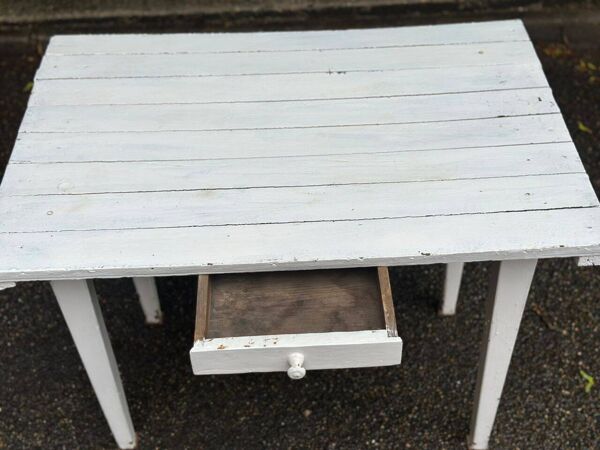 Table de cuisine vintage blanche en bois massif avec tiroir XIXème siècle