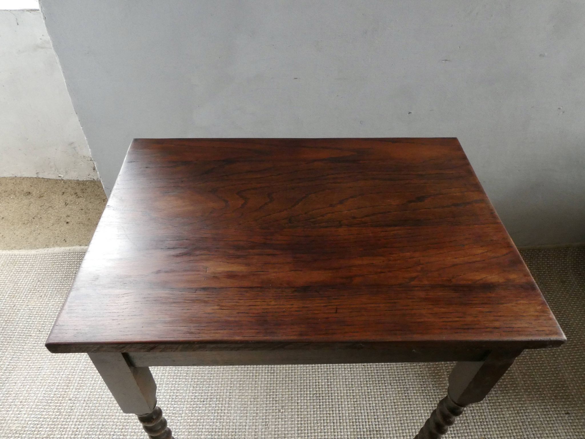 Table basse en bois massif avec pieds torsadés, début XXème