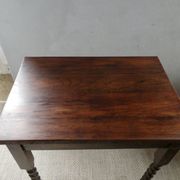 Table basse en bois massif avec pieds torsadés, début XXème