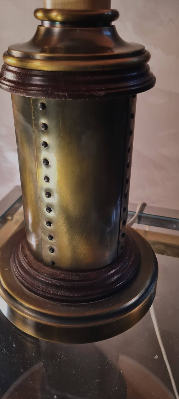 Lampe 1970 bois et metal style riveté patiné avec superbe abat lour en feuille de bois  veritable