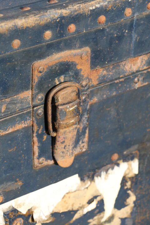 Old large-format trunk 930cm