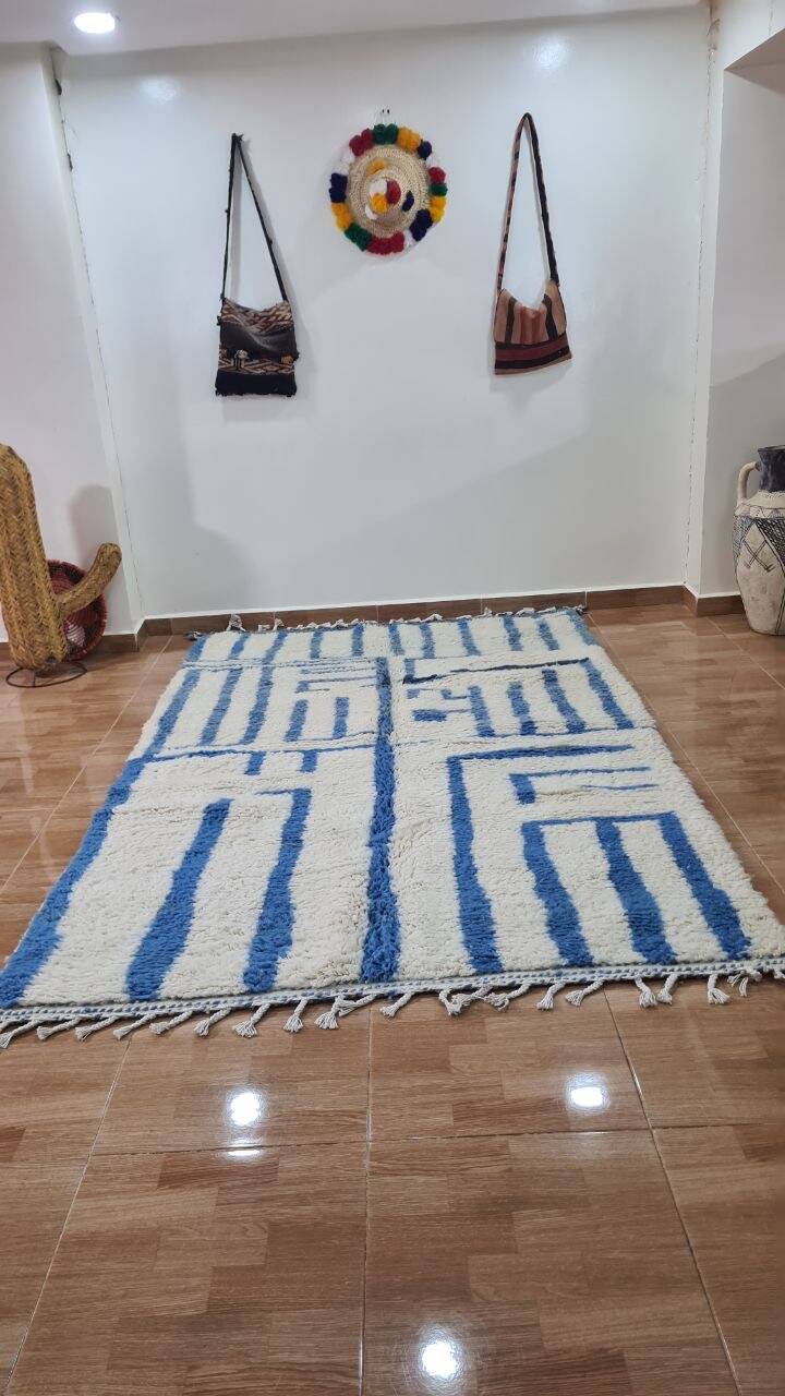 Tapis berbère Beni Ourain fait main au design minimaliste de lignes bleues – 250x150 cm