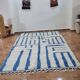 Tapis berbère Beni Ourain fait main au design minimaliste de lignes bleues – 250x150 cm