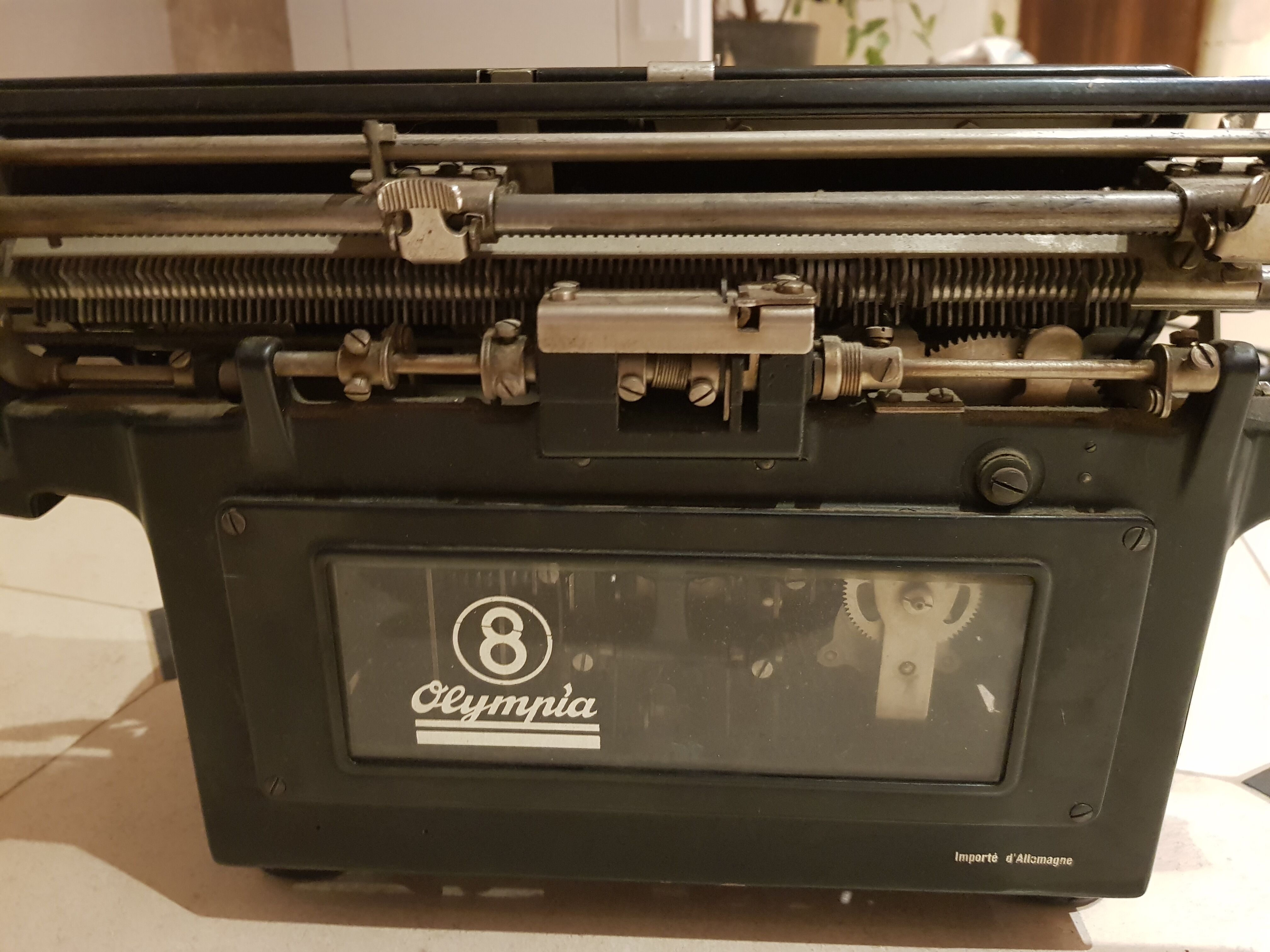 Ancienne machine à écrire de collection Olympia