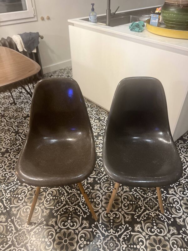 2 chaises DSW vintage en fibre de verre marron et chêne clair par Eames pour Herman Miller