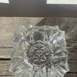 Cendrier en verre transparent classique carré. 