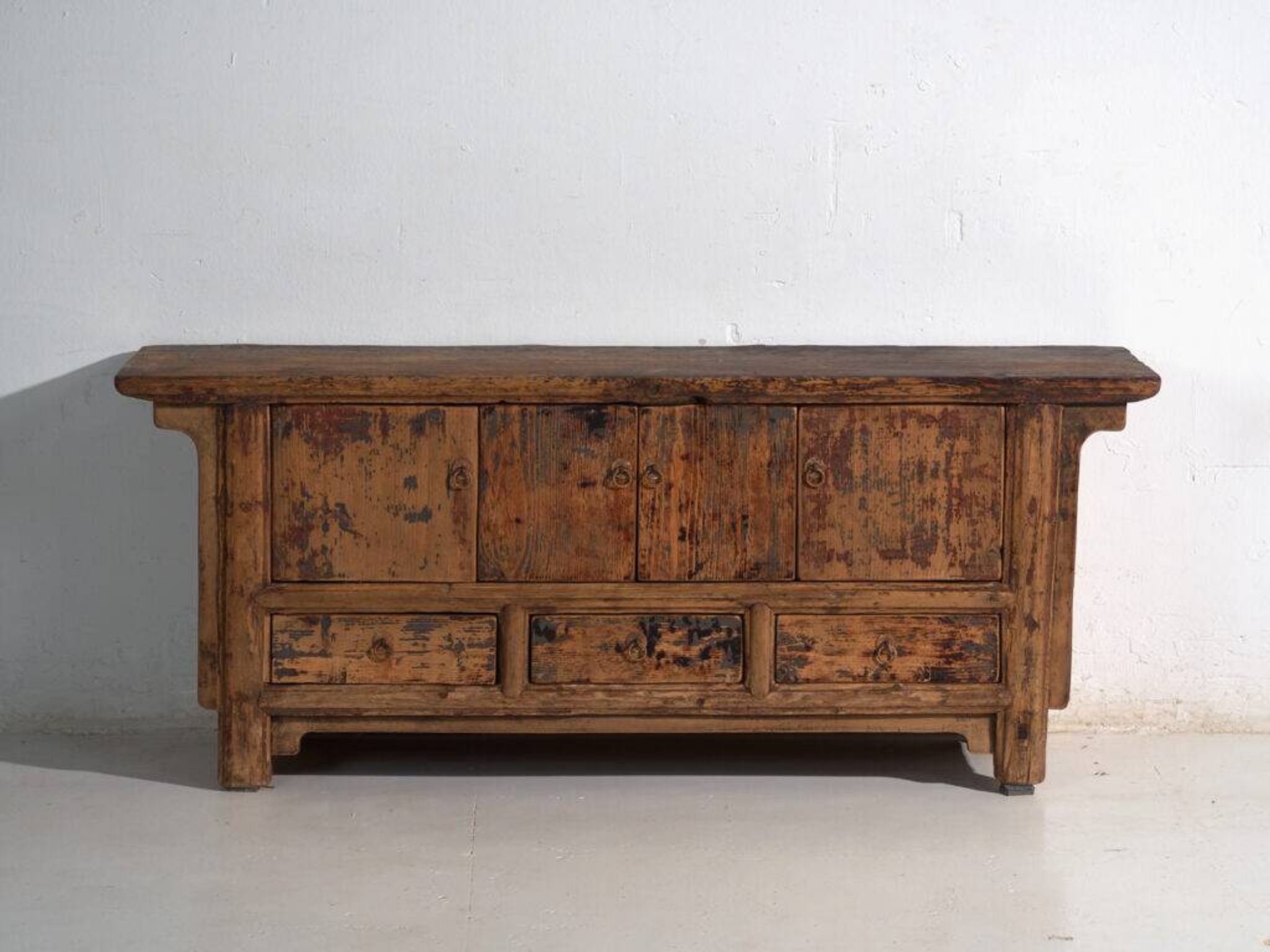 Buffet bas en orme à quatre portes et trois tiroirs – Chine, vers 1930