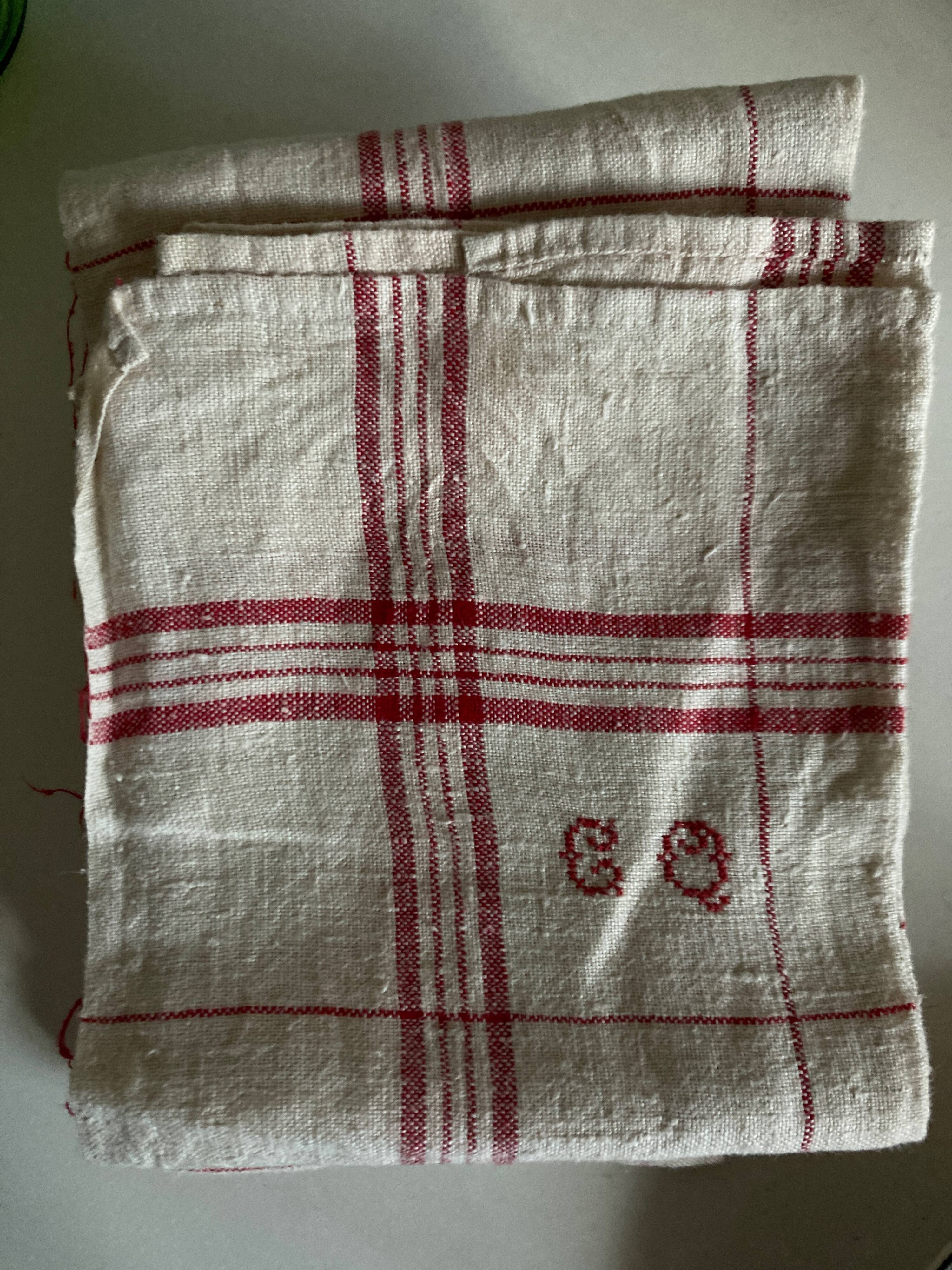 Product Pop Up Christmas 22 (3) Set of 2 unused linen cloths 1960