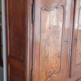 Armoire ancienne avec portes en loupe d'orme