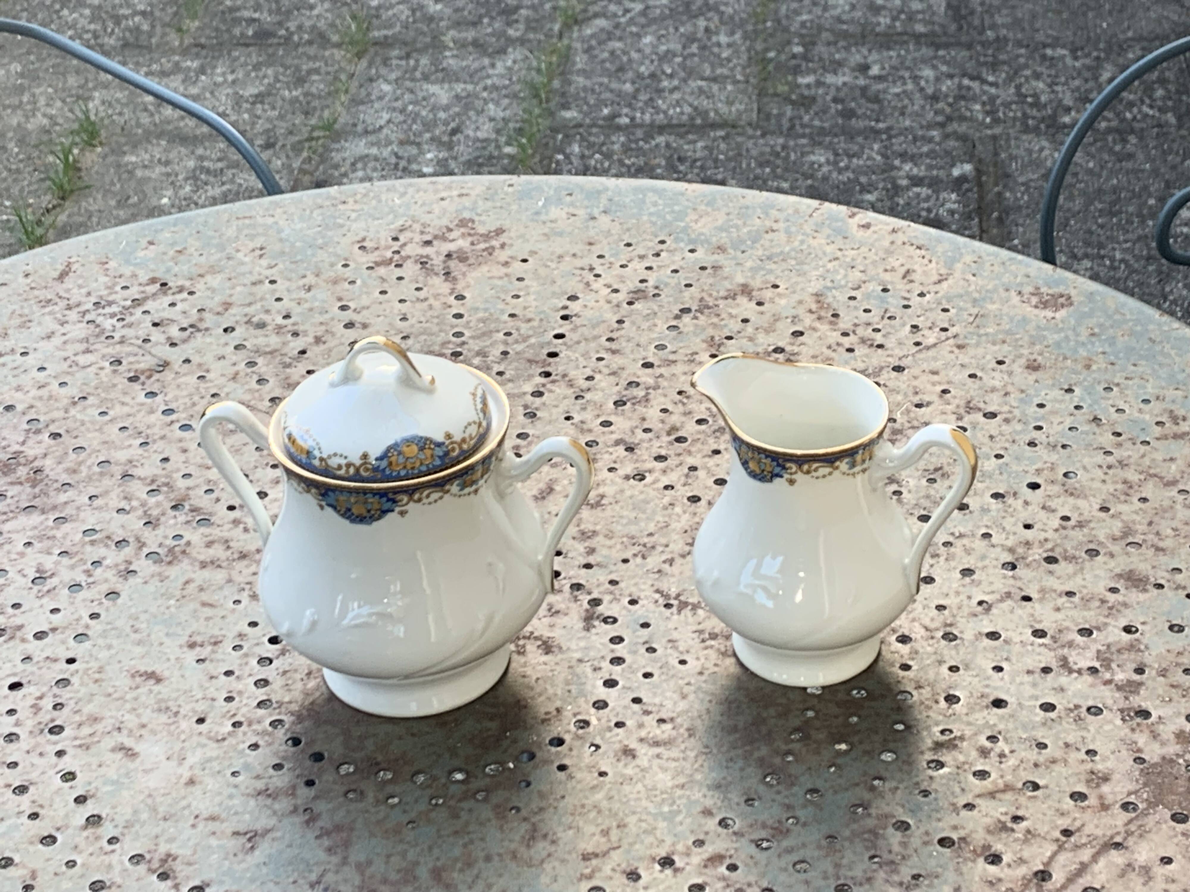 Sucrier et pot a lait, PP limoges france, porcelaine blanche art deco