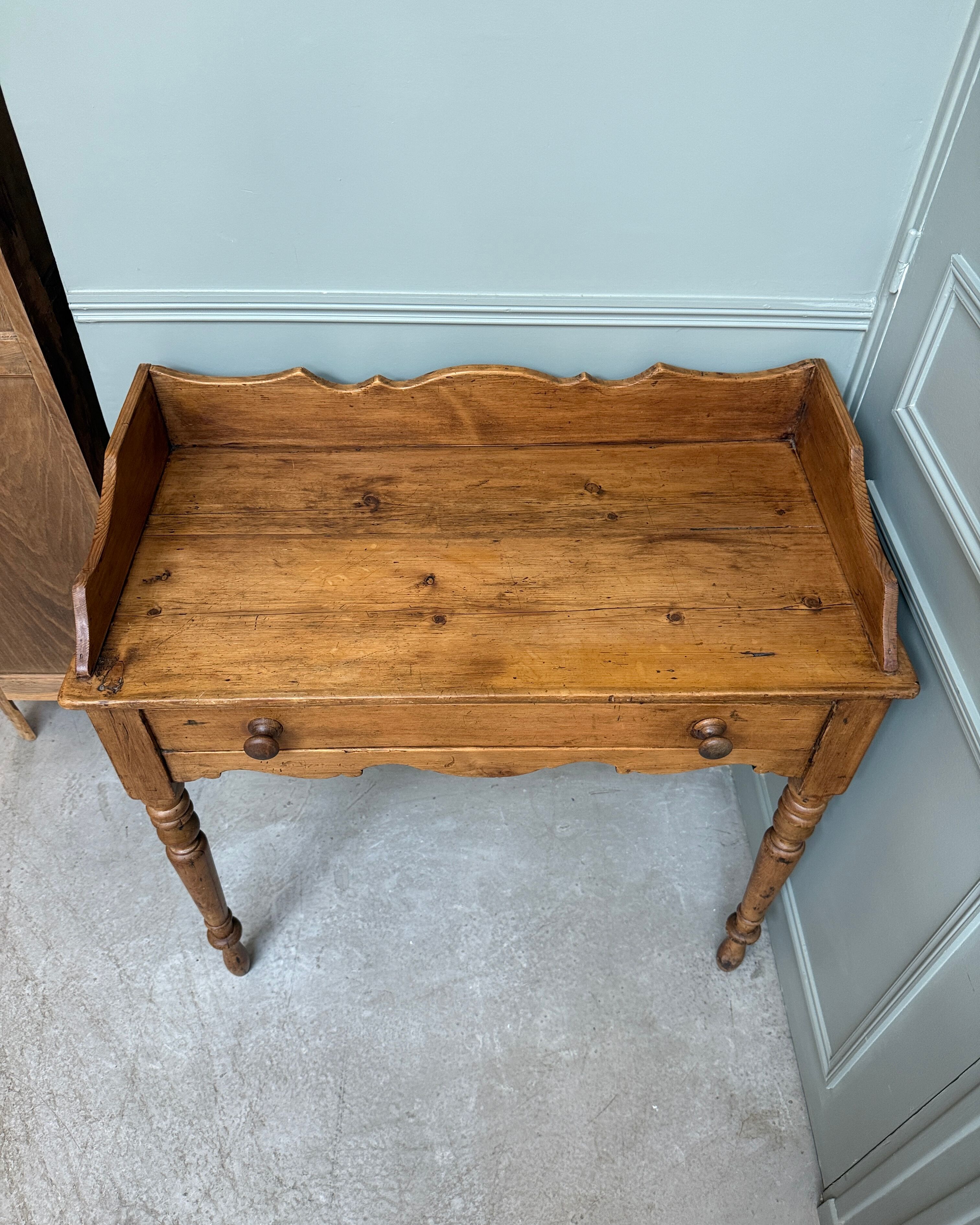 Bureau anglais, console en pin