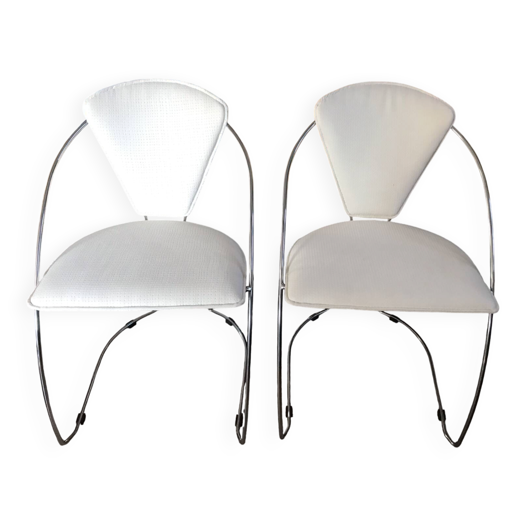 Set of two design chairs in steel and faux leather.