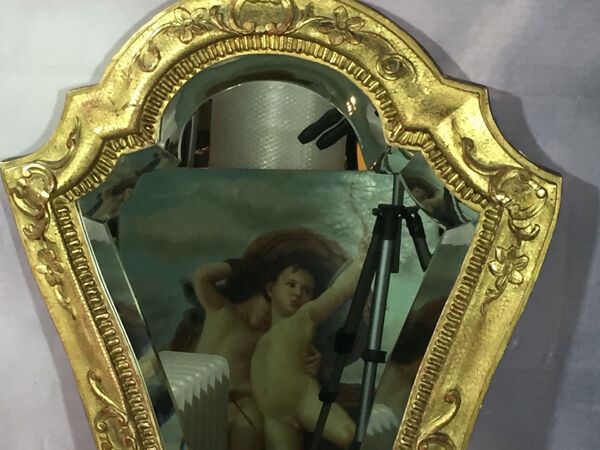 Miroir ancien en bois et stuc doré avec miroir biseauté