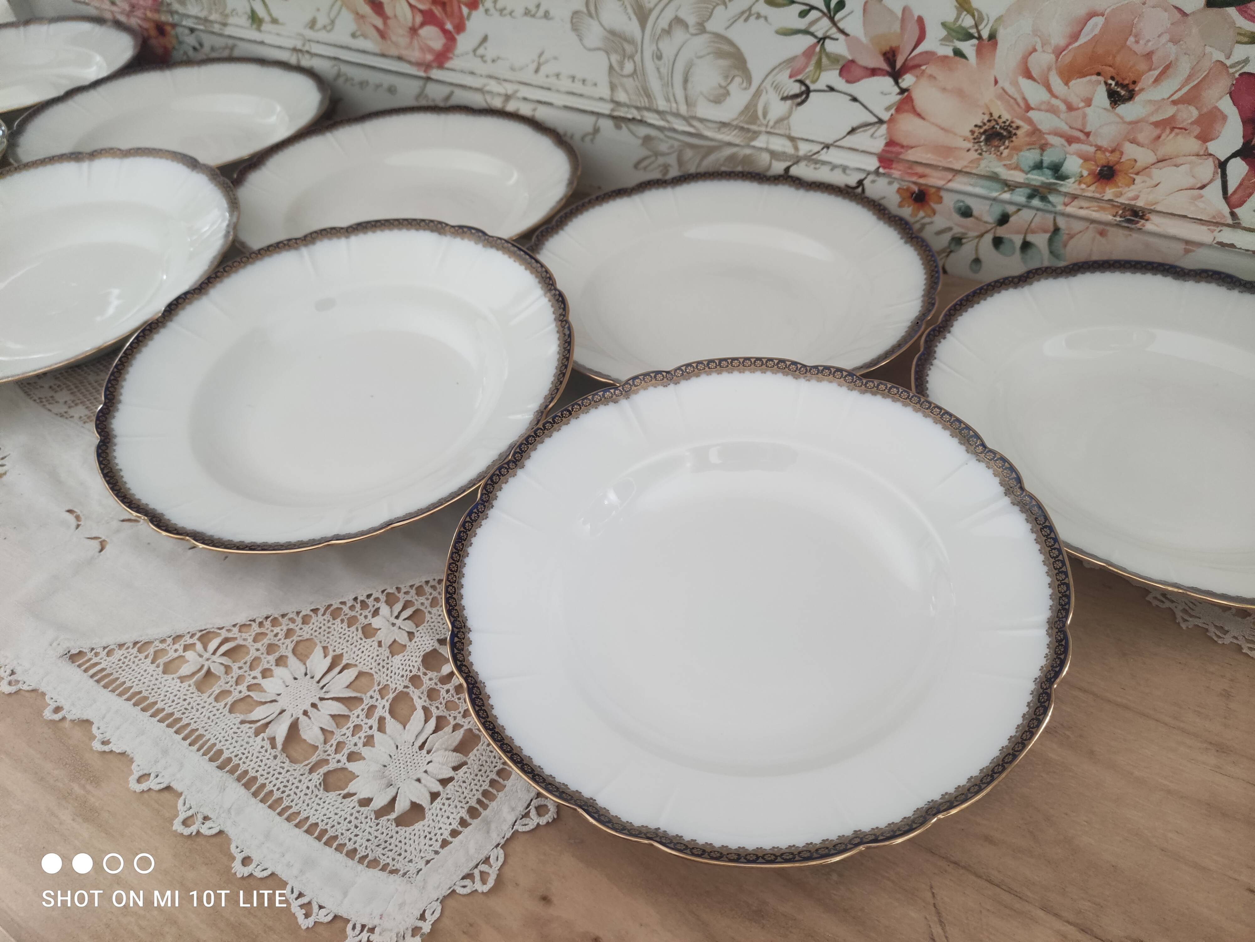 Lot de 9 assiettes creuses en porcelaine de Limoges Haviland frise florale bleu nuit et or