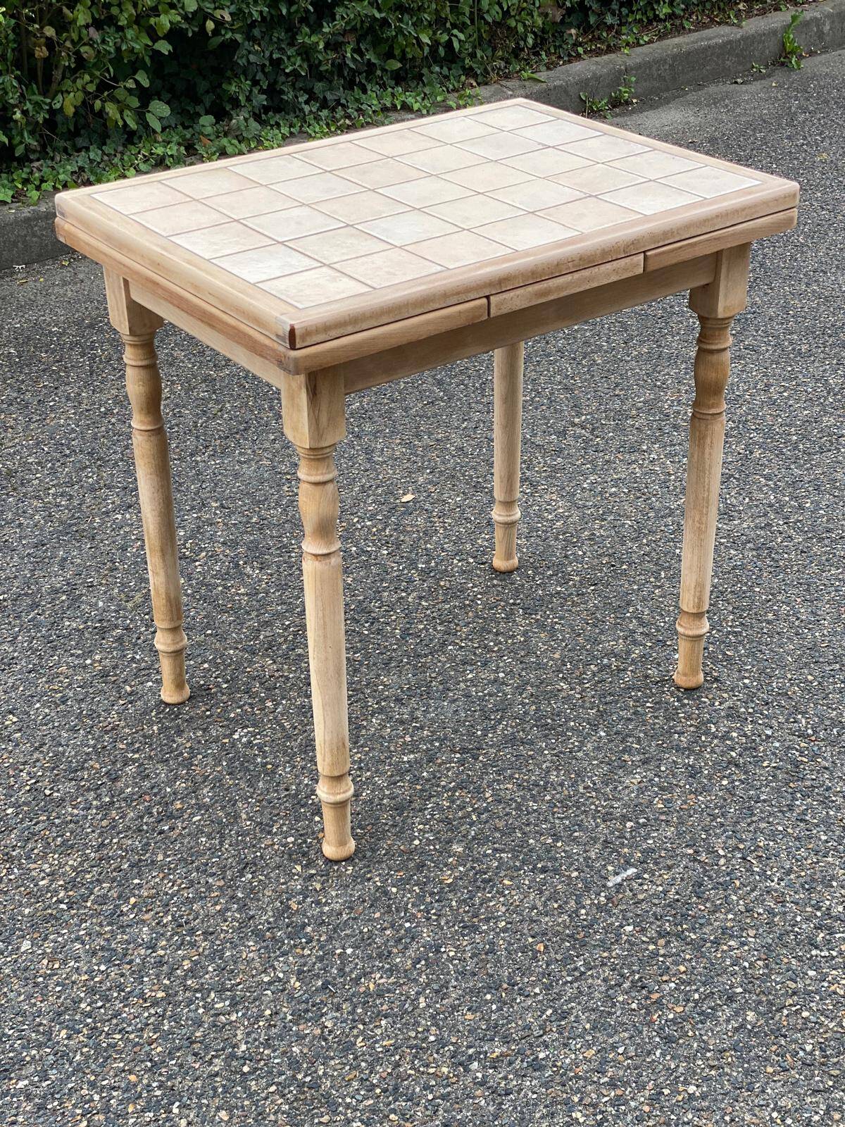Extendable kitchen table renovated in raw solid wood and ceramic tiles
