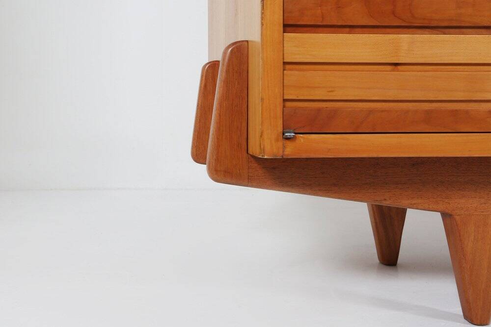 Buffet français des années 1950 en bois de cerisier massif.