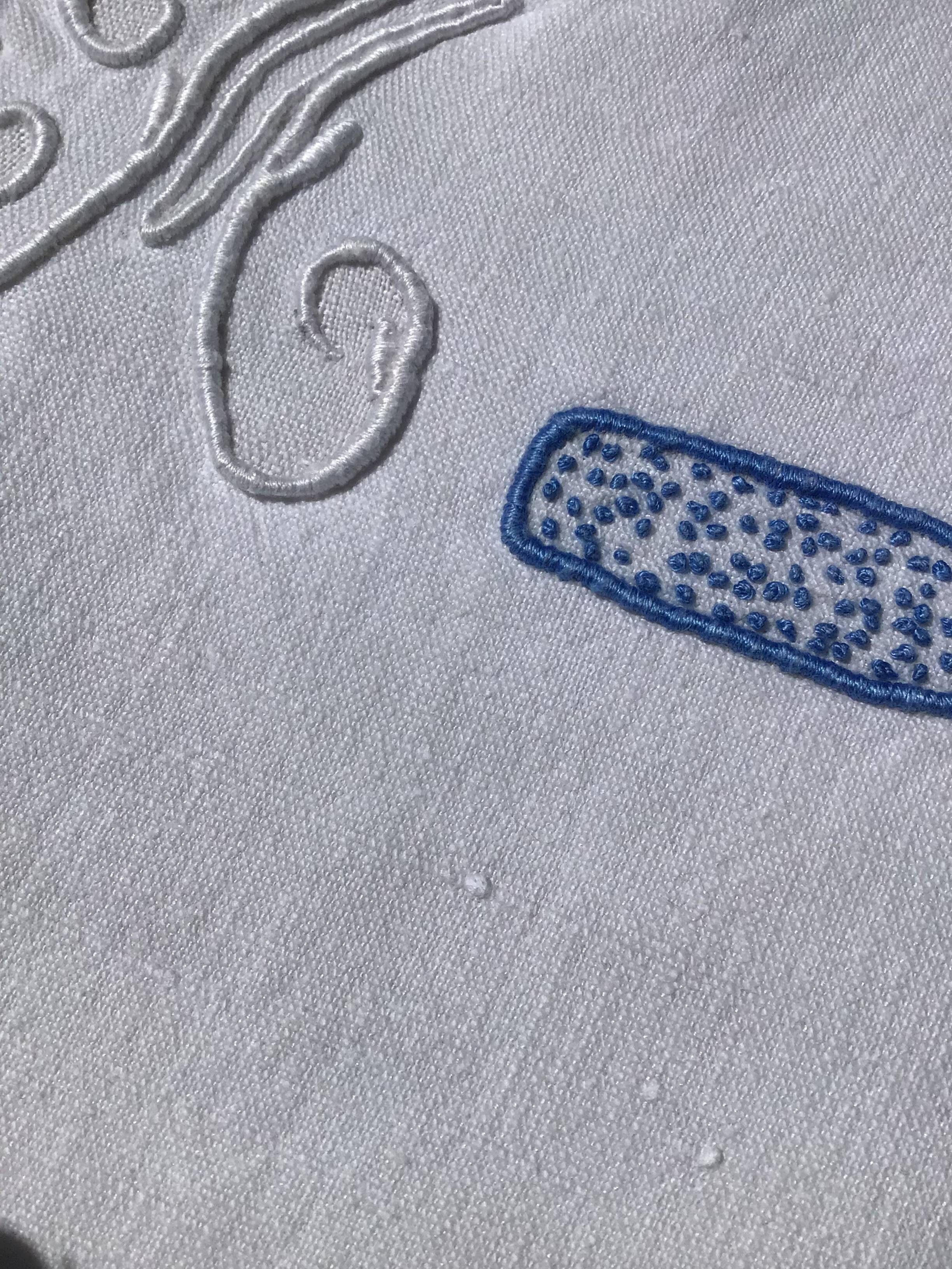 Drap 1 place brodé YM ruban noué bleu