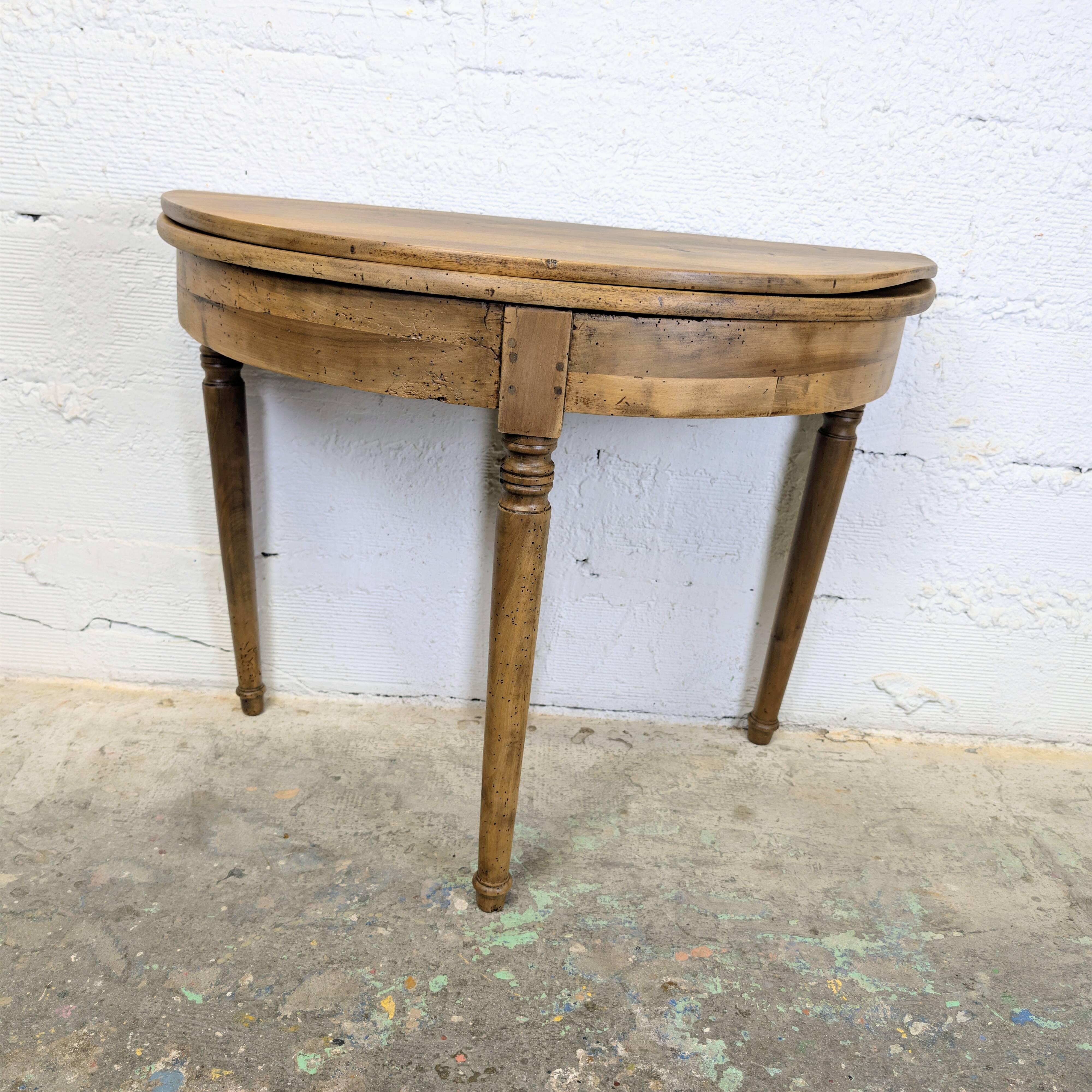 Half-moon table in walnut