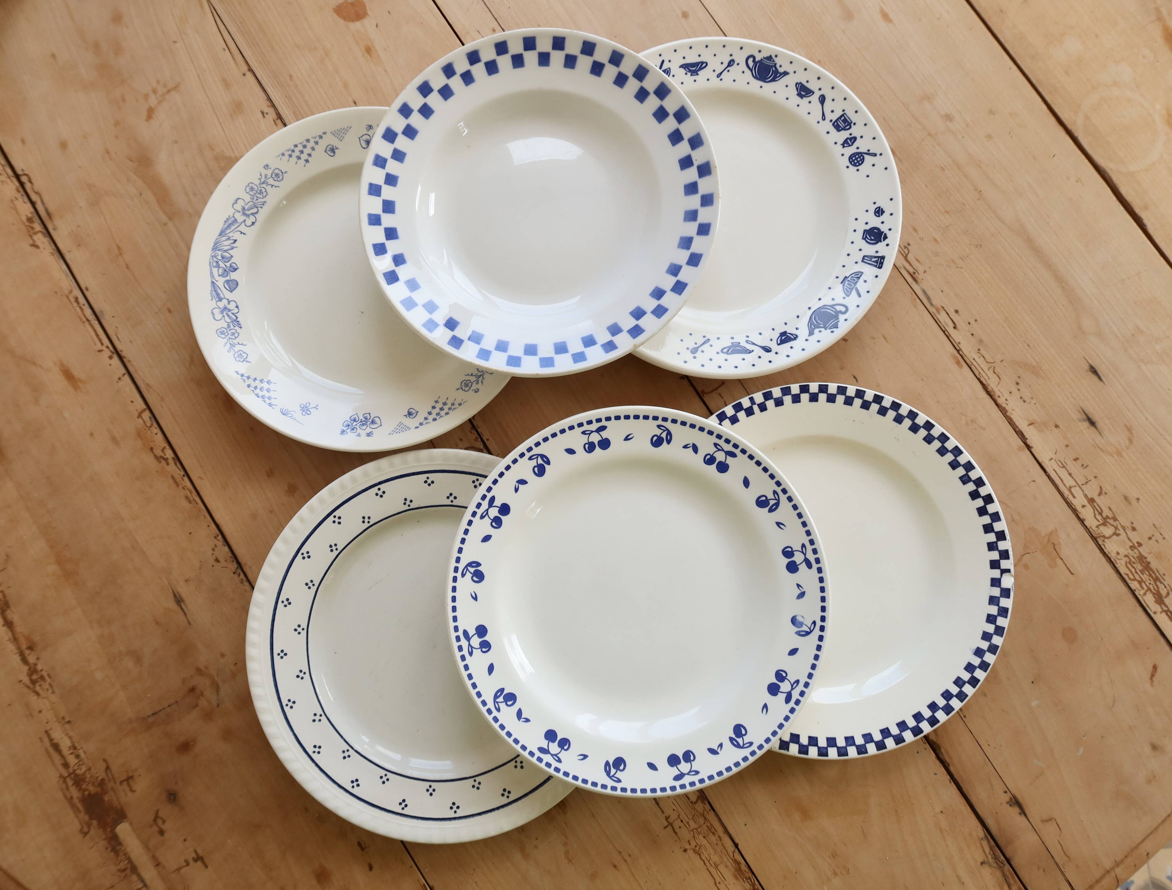 6 mismatched vintage blue and white earthenware dinner plates – Lot Marl