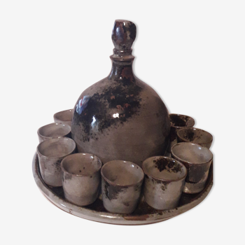 Service à liqueur en céramique avec une carafe et 12 petits verres sur plateau