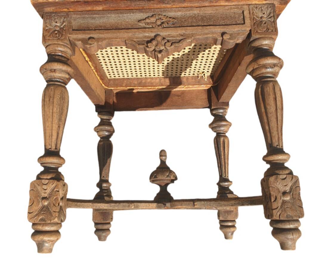 Chaise en chêne naturel sculpté