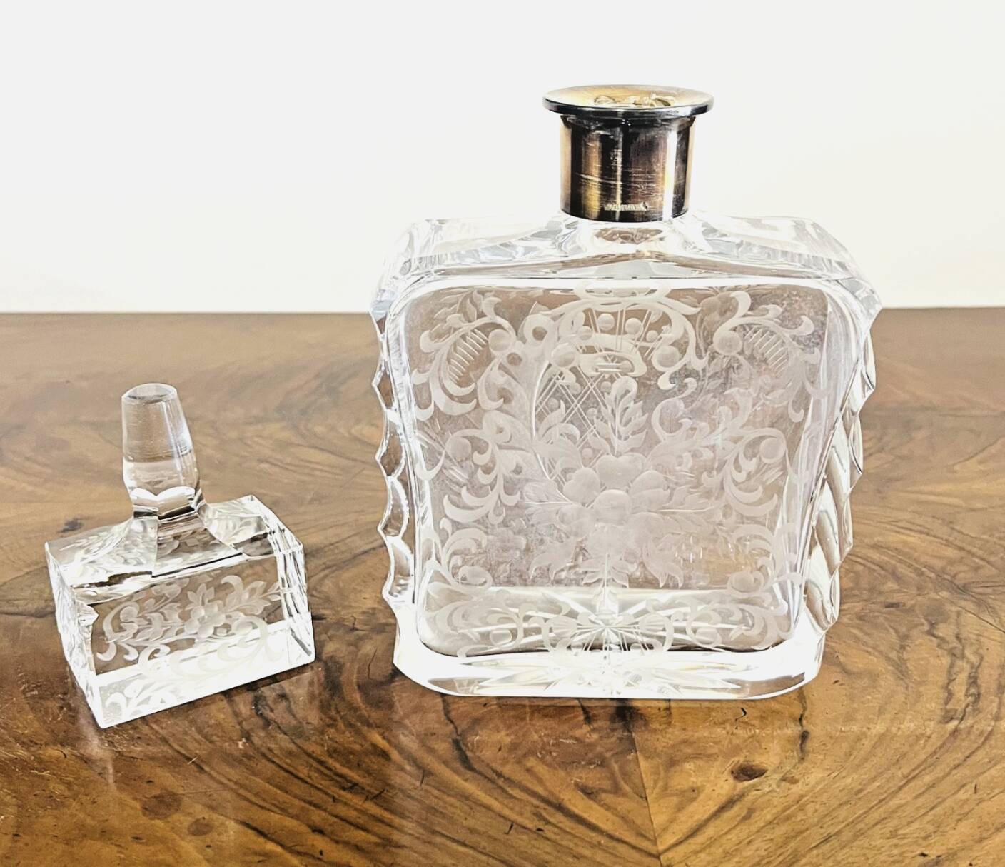 Crystal and 925 silver whisky decanter – Engraved floral decoration