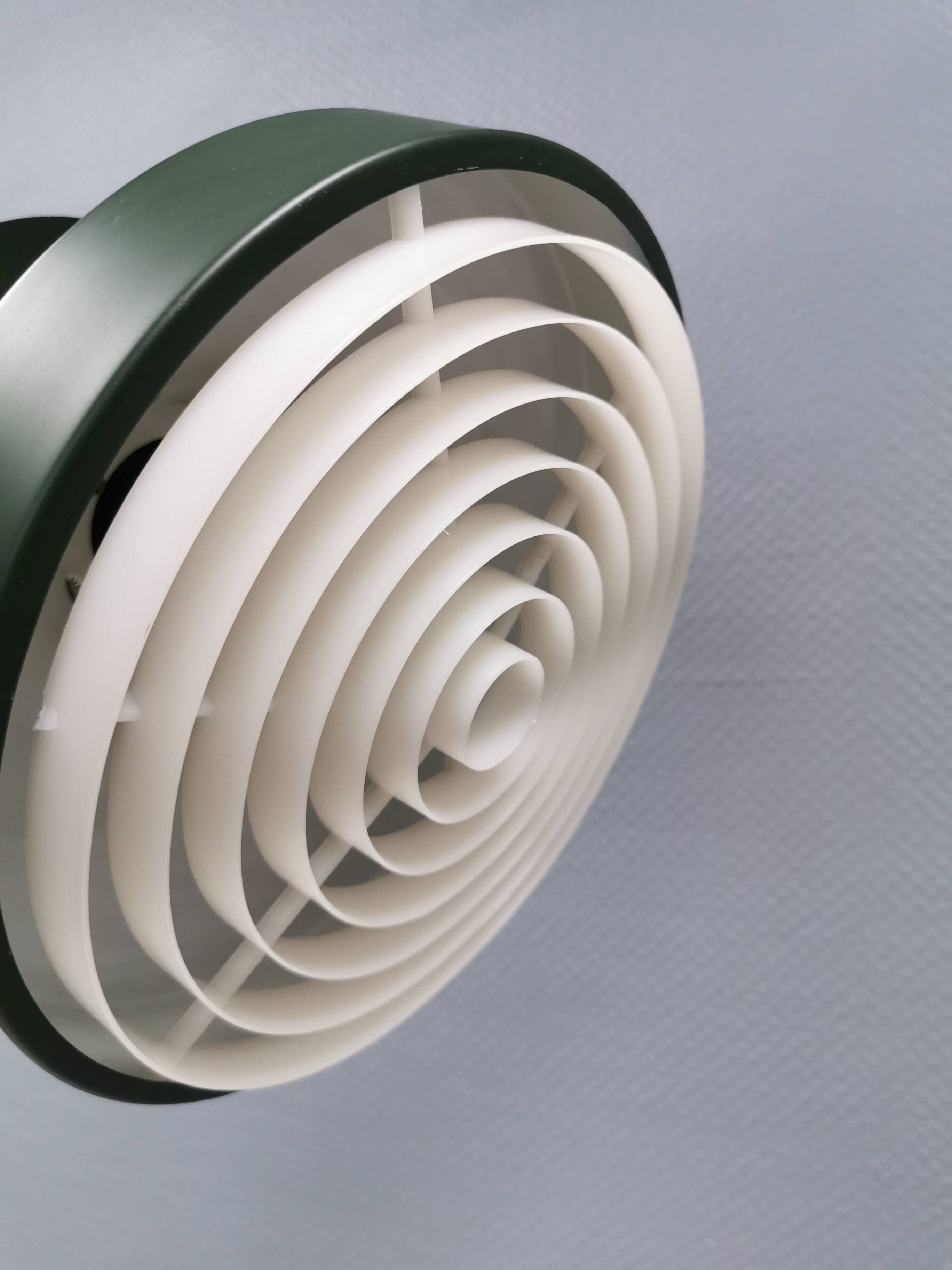 Hanging lamp in green lacquered metal with golden “ring” and bottom grille.