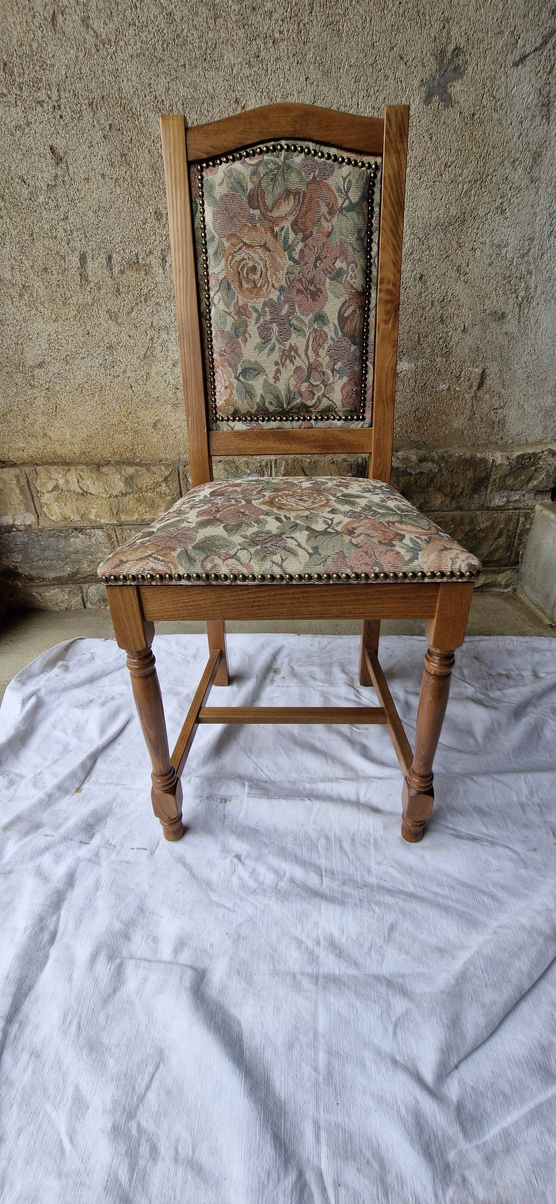 6 chaises de style en chêne massif et tissus