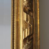 Miroir ancien doré surmonté d'un fronton et glace biseautée