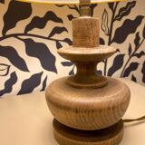 Table lamp with turned base
