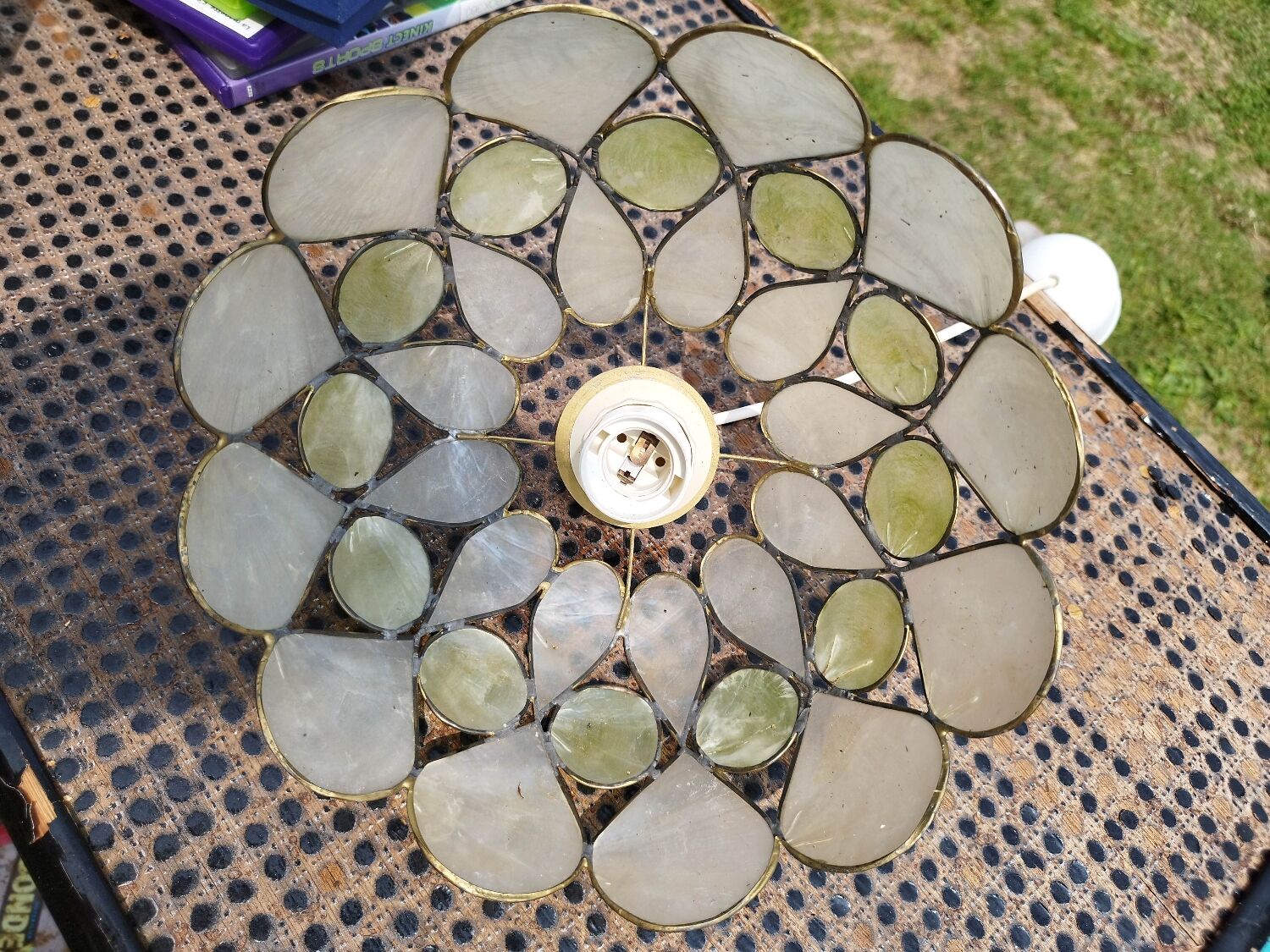 Mother-of-pearl lampshade suspension