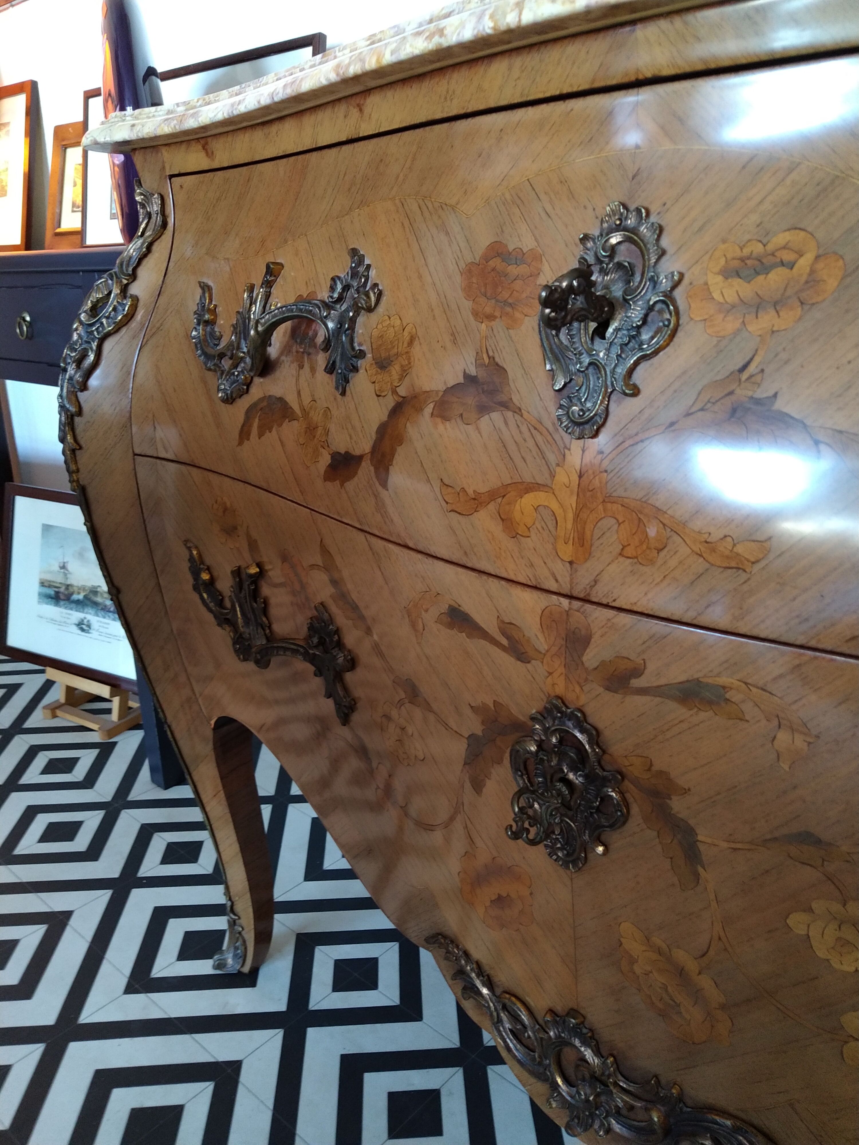 Curved Louis XV chest of drawers