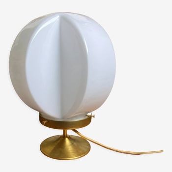 Lampe à poser globe abat-jour en opaline blanche en forme de croix- Circa 1950