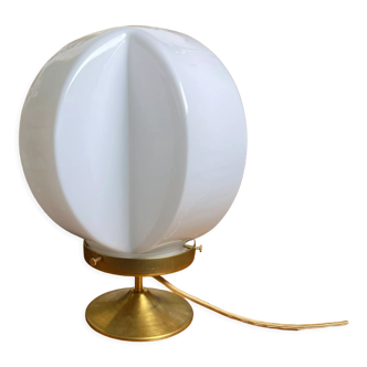 Lampe à poser globe abat-jour en opaline blanche en forme de croix- Circa 1950
