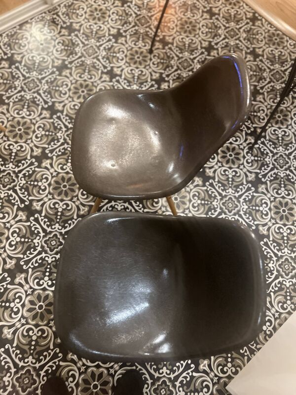 2 chaises DSW vintage en fibre de verre marron et chêne clair par Eames pour Herman Miller