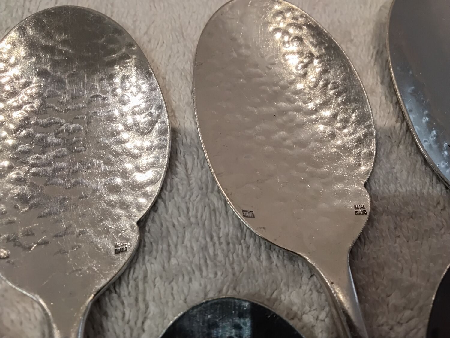6 individual silver-plated metal sauce spoons with hammered baguette handles
