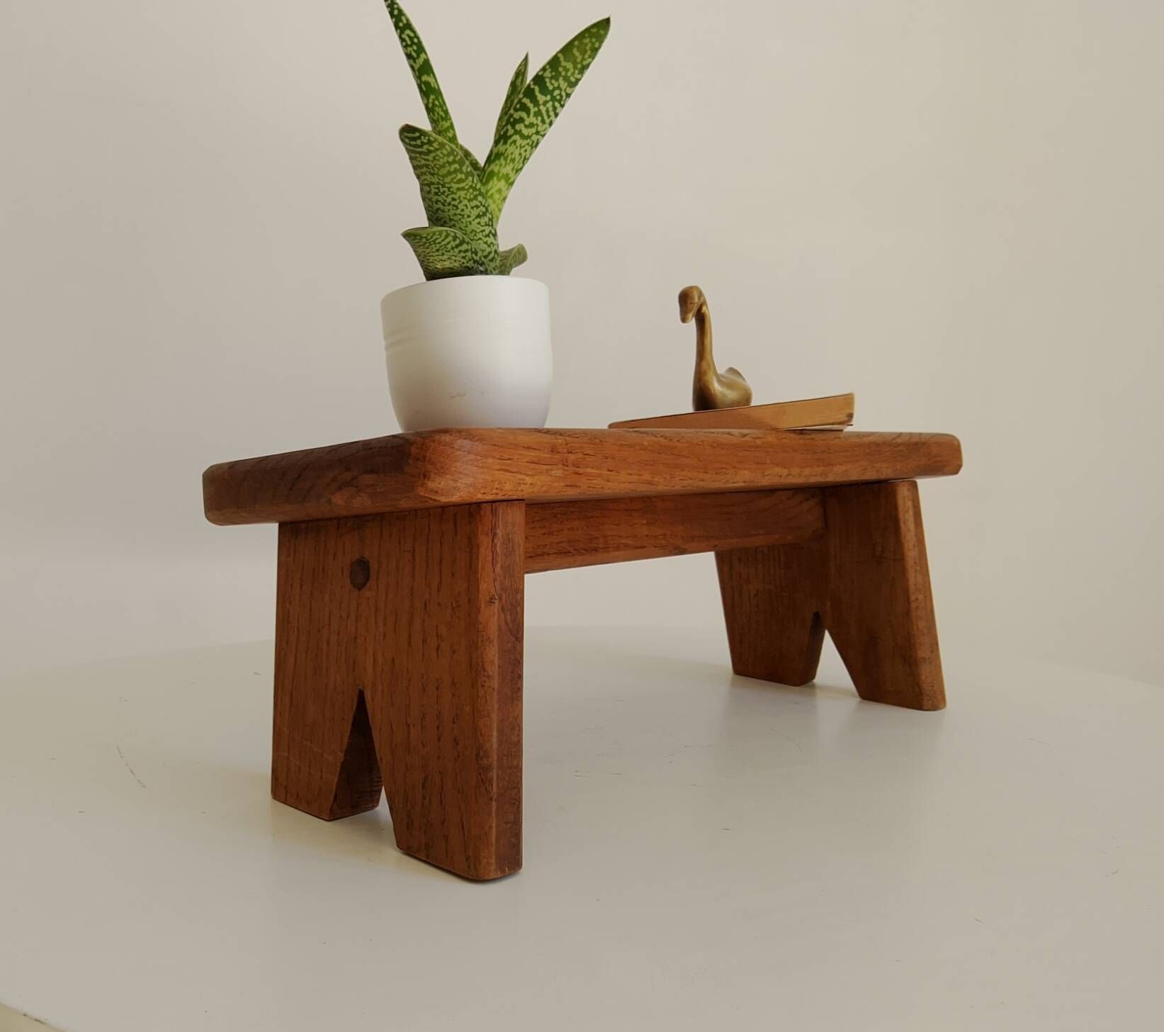 Tabouret petit banc brutaliste années 60 en chêne massif