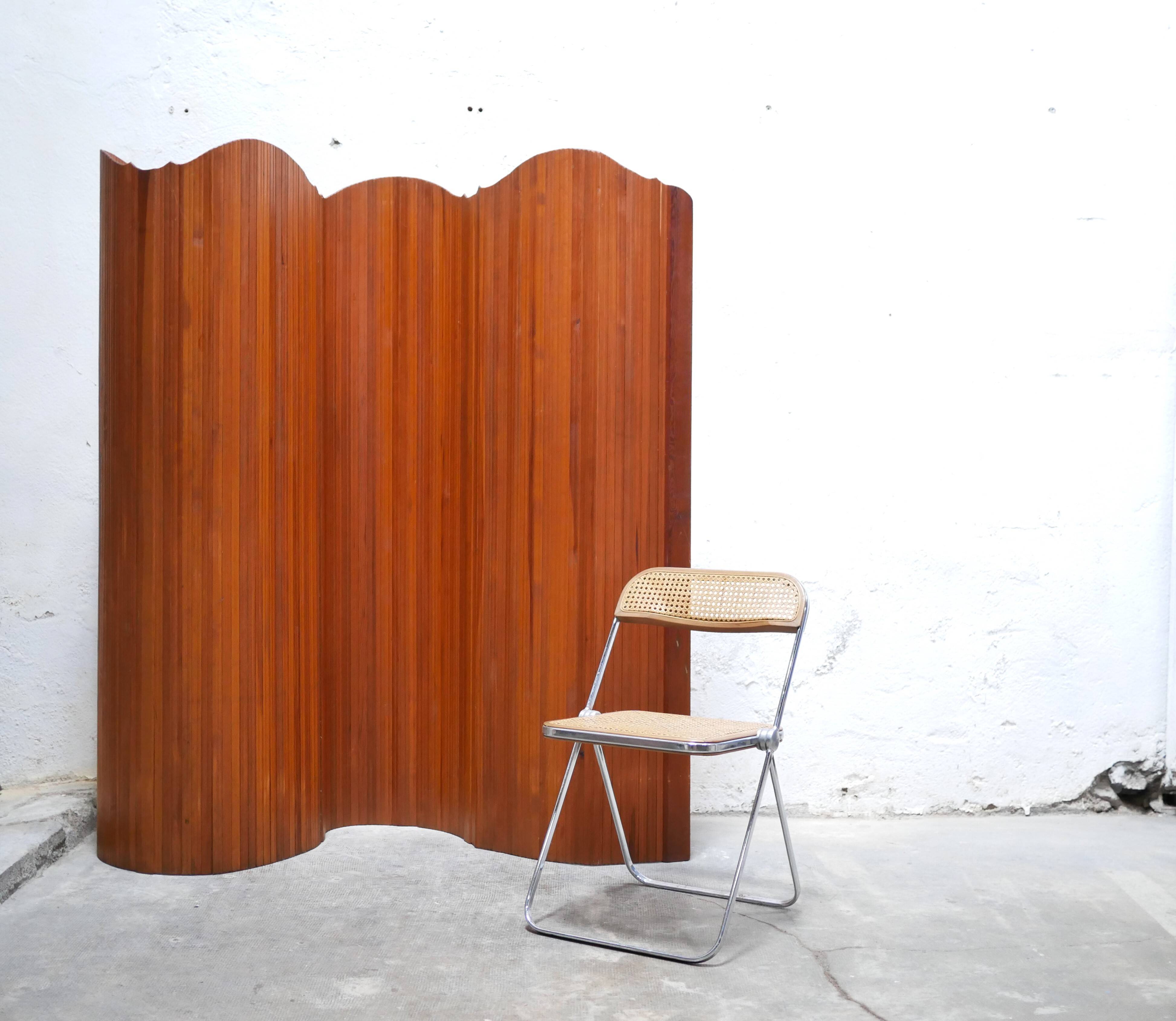 Vintage wooden screen published by snsa