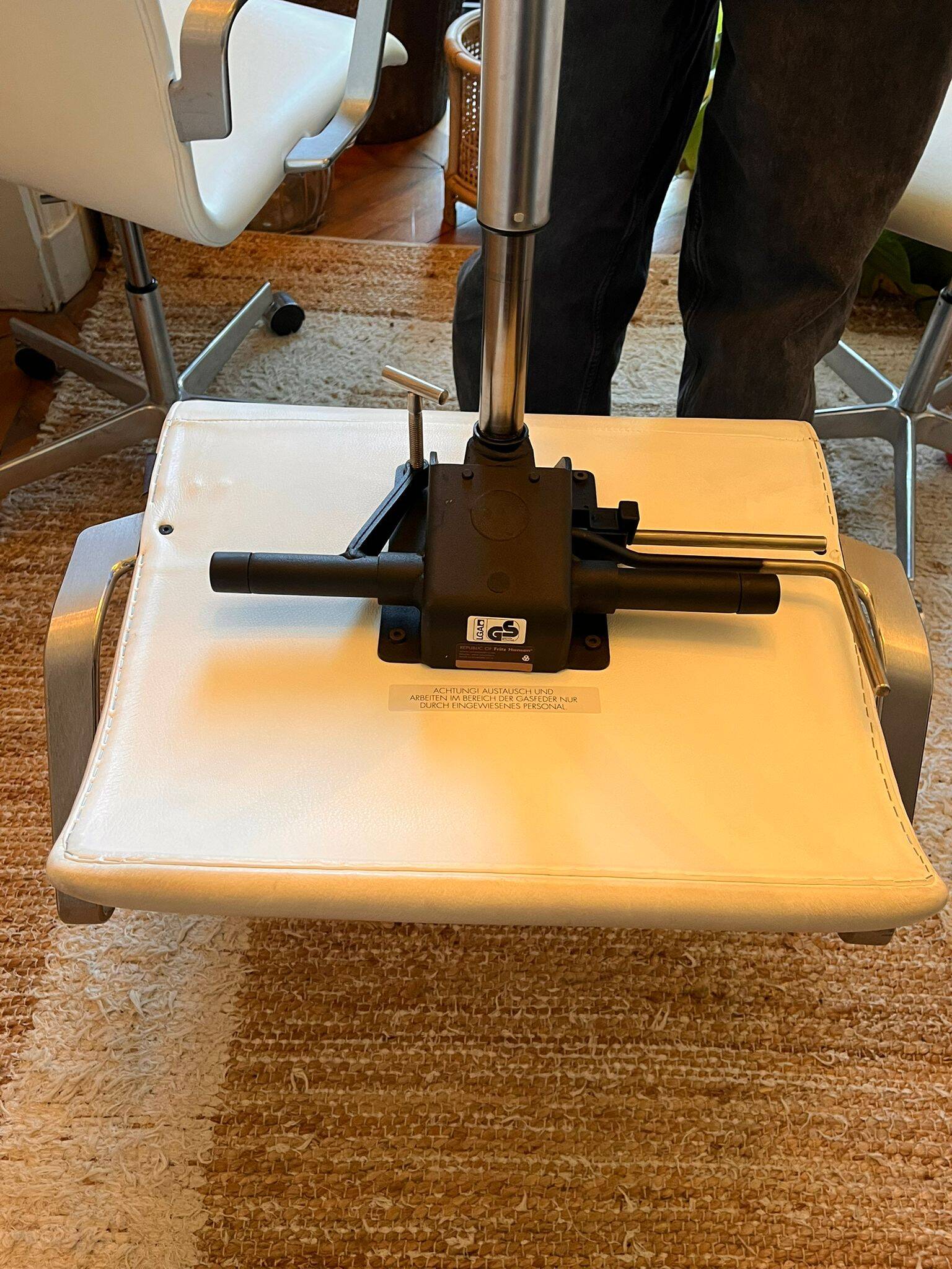 Oxford armchair Arne Jacobsen Fritz Hansen white leather swivel