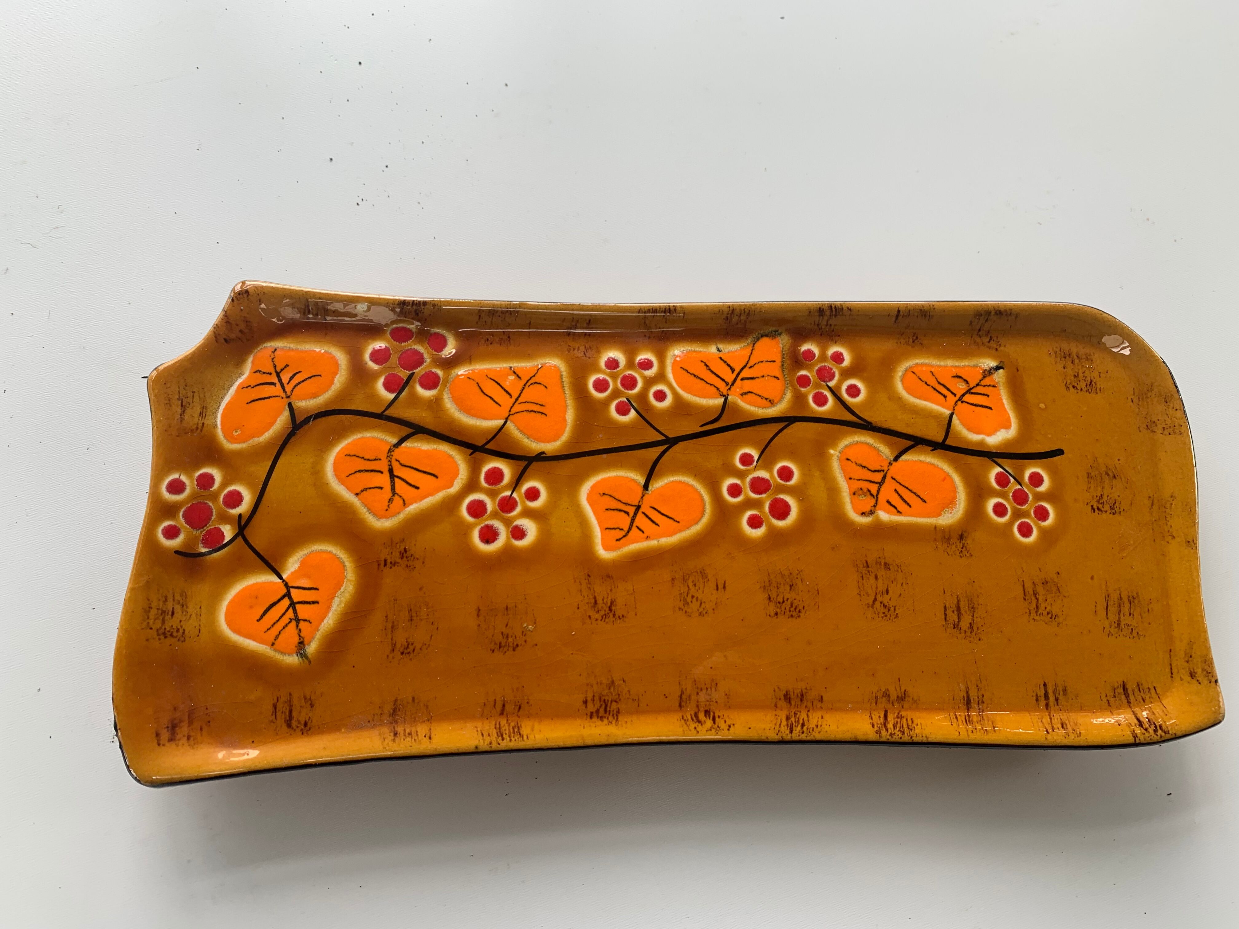 Cake dish in ochre glazed ceramic and vintage orange foliage