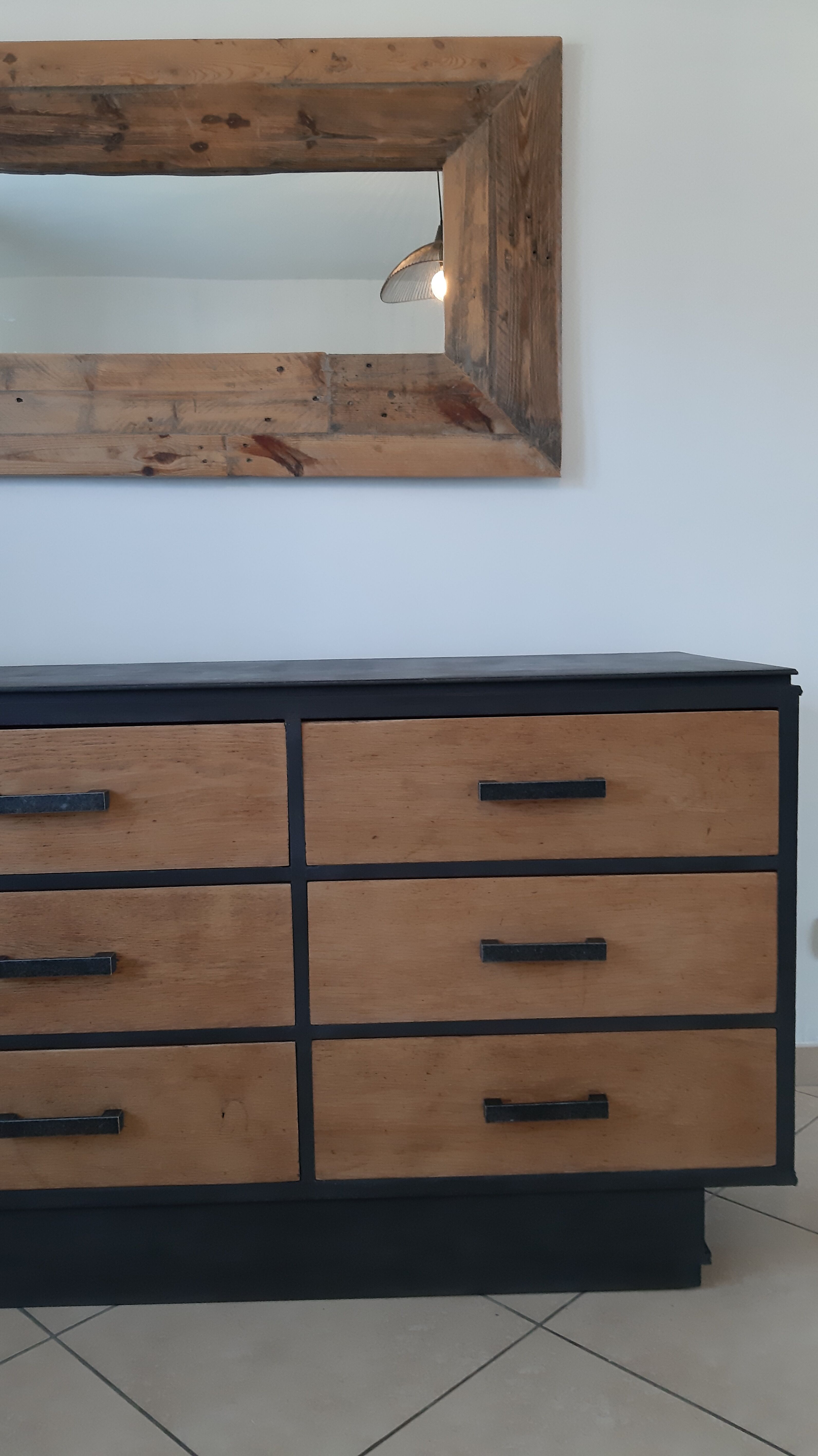 Furniture counter with graphite and wood drawers