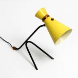 Grande lampe de table sur trépied de style mid-century moderne avec abat-jour diabolo jaune.