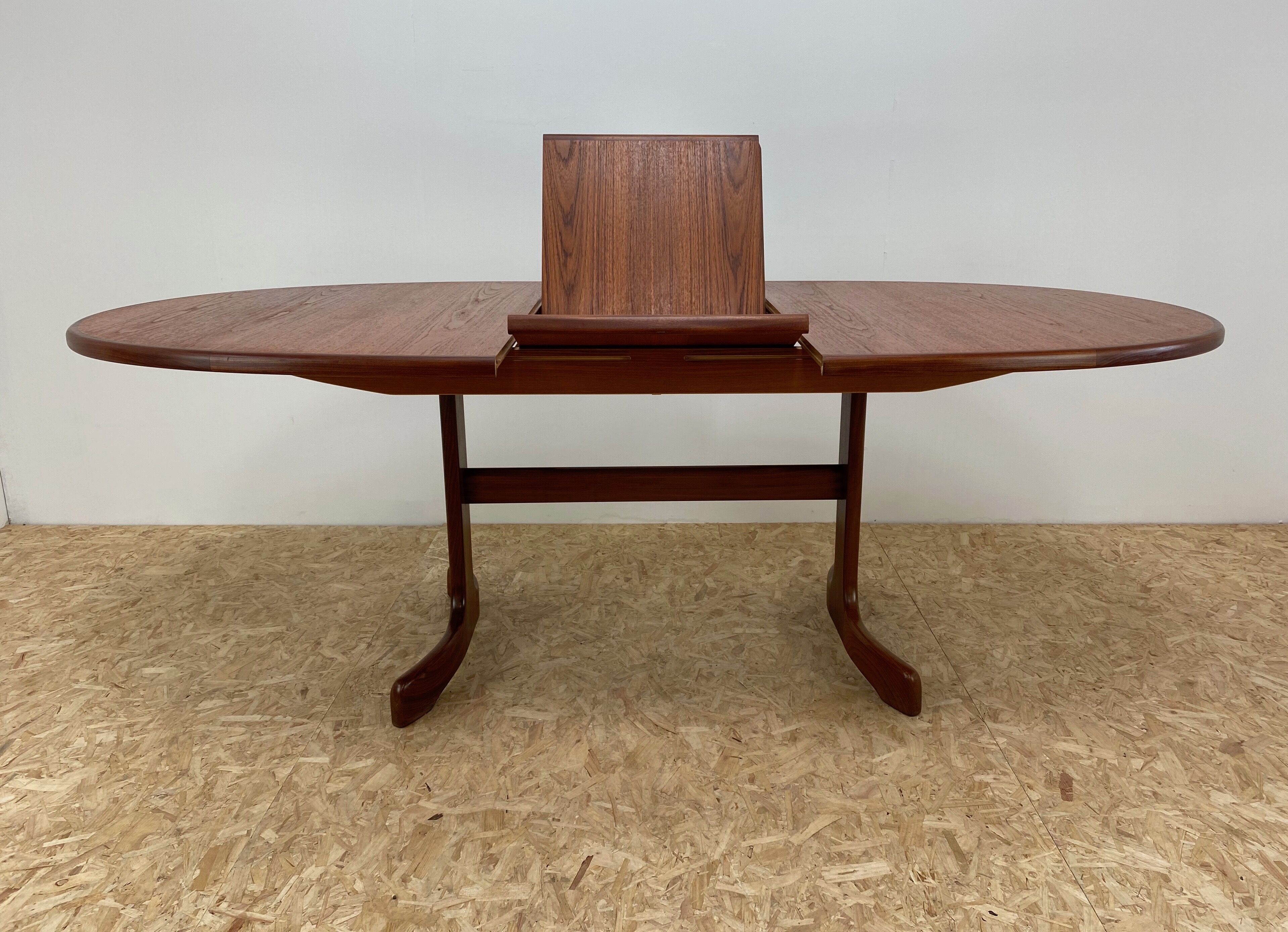 Mid century dining oval table by V.b.  Wilkins for Gplan