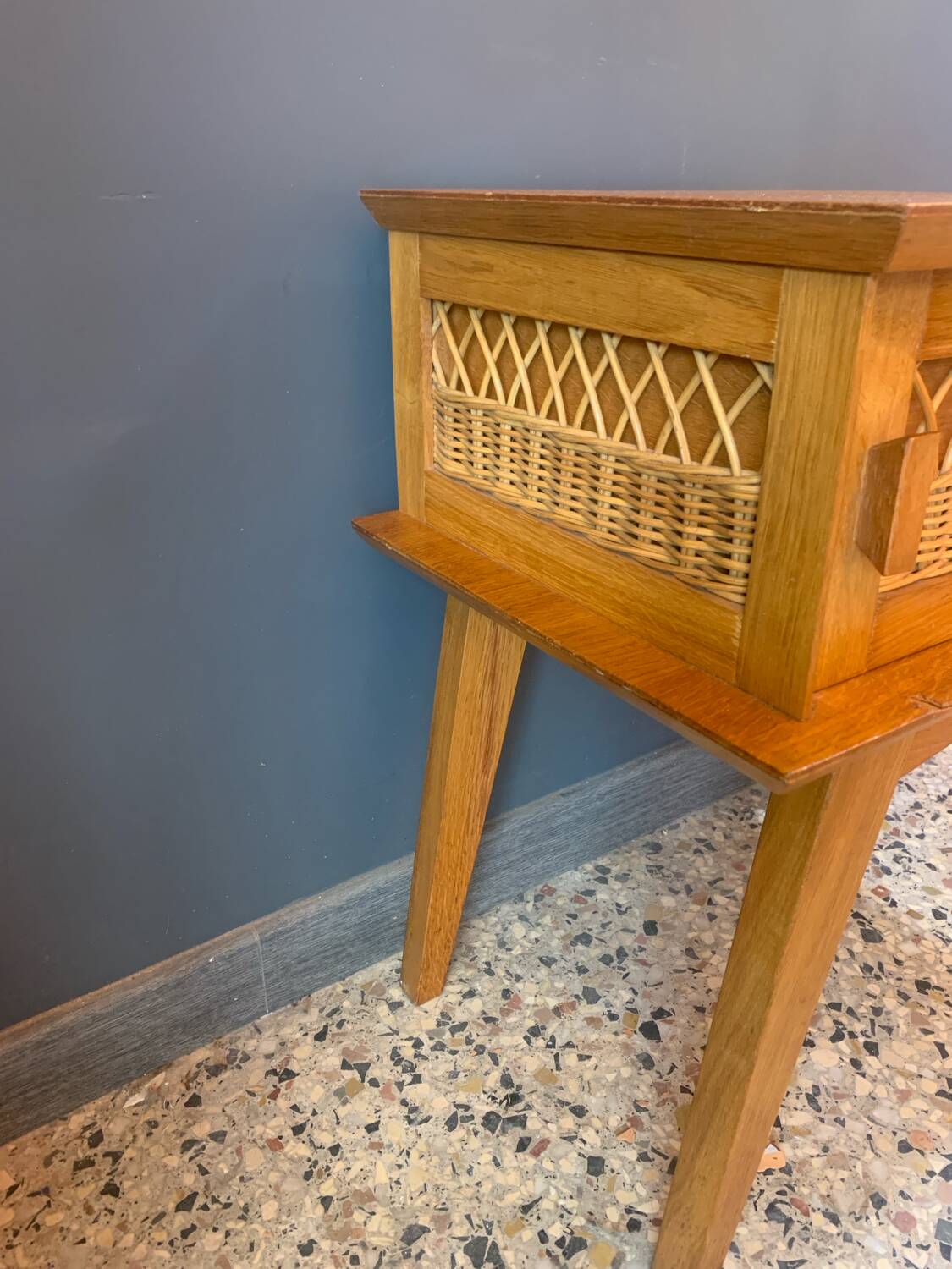 Chevet en bois et rotin années 50