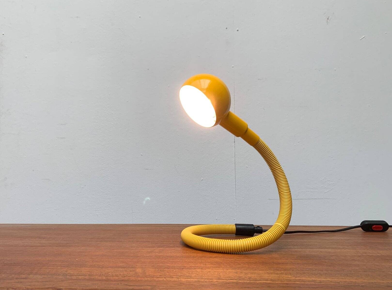 Vintage Italian space age table lamp Hebi by Isao Hosoe for Valenti Luce.