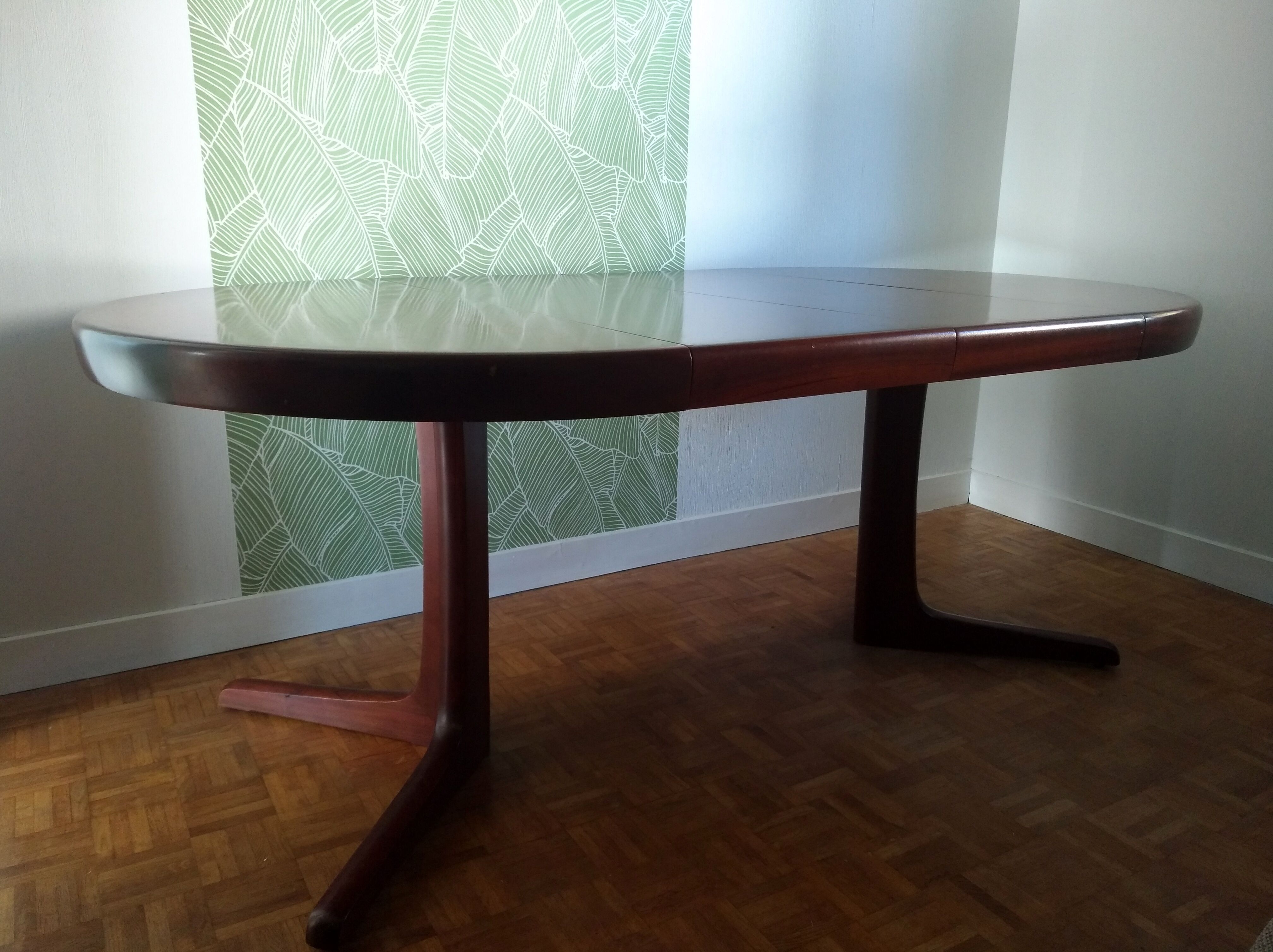 Danish extendable round table on central support