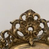 Oval frame with pediment in wood and gilded plaster, 19th century