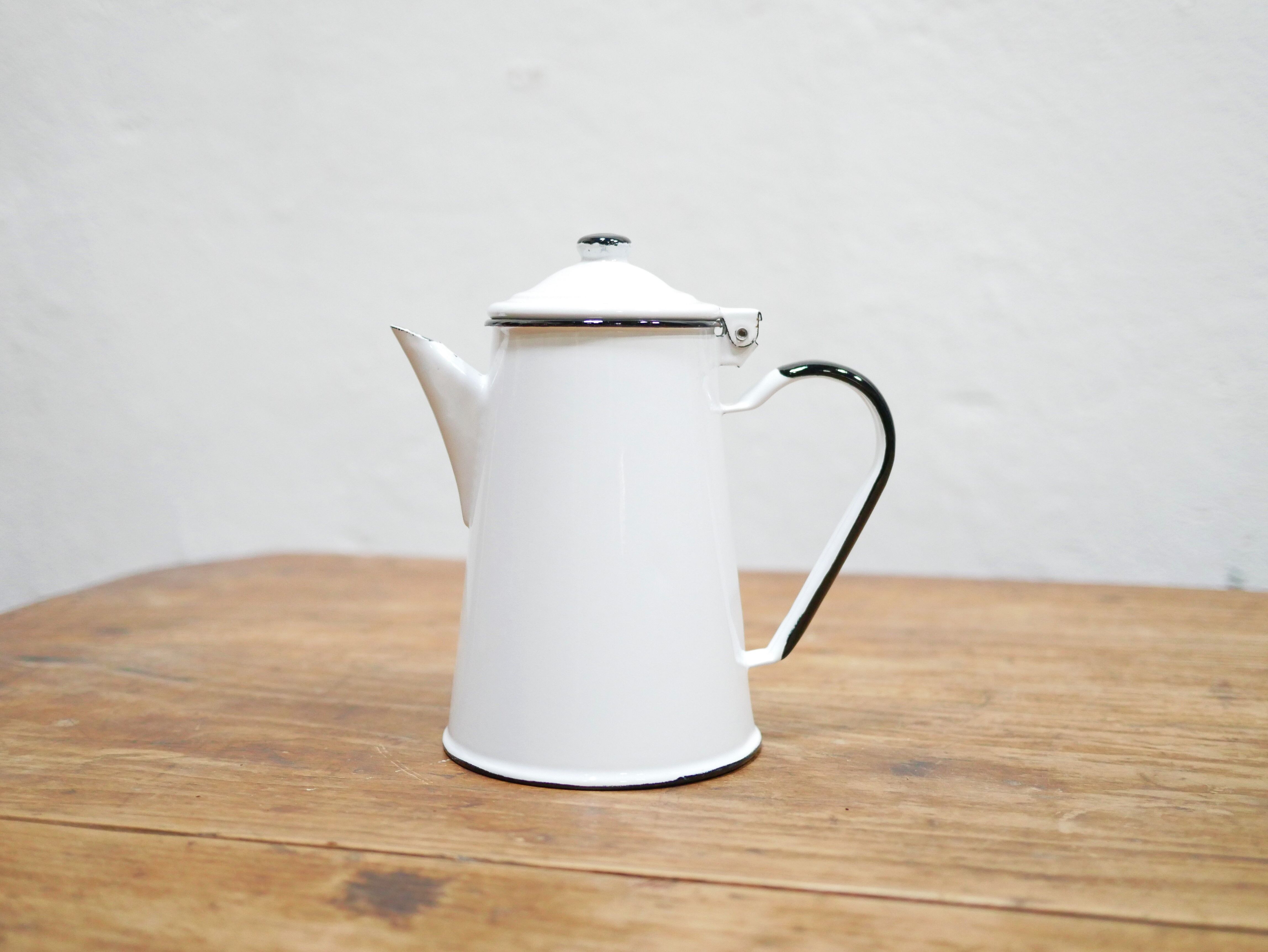 Vintage tea maker in enamelled sheet metal