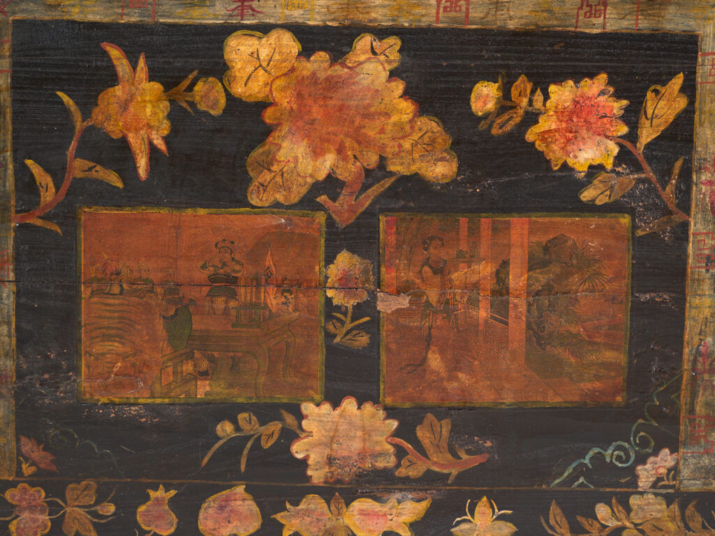 Coffre ancien peint en bois de pin – Chine, vers 1900