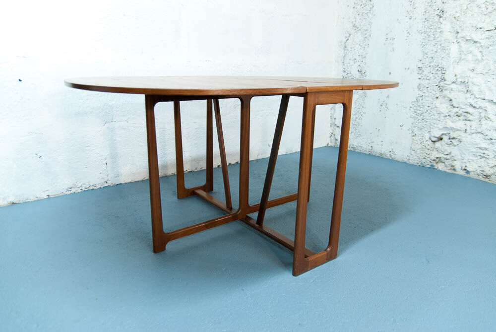 McIntosh round folding table